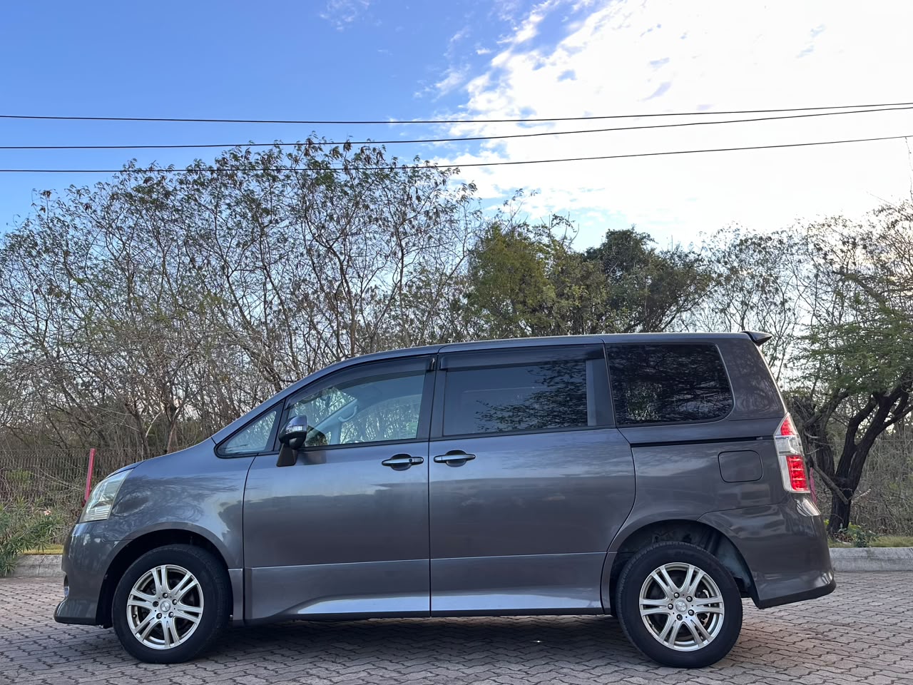 TOYOTA NOAH thumbnail 7
